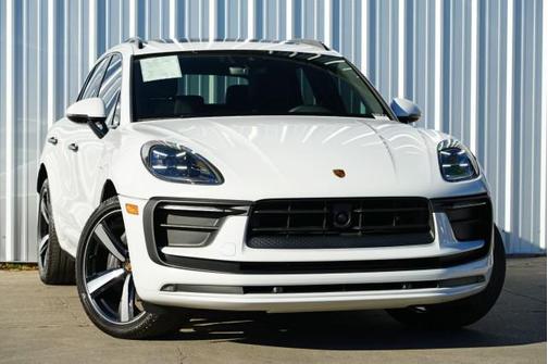 2023 Porsche Macan w/ Premium Plus Package