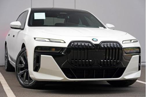 Alpine White 2023 BMW 740 i