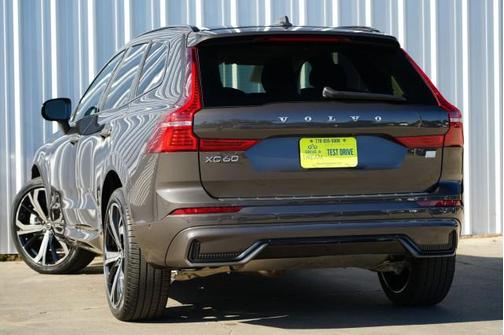 2024 Volvo XC60 Recharge Plug-In Hybrid T8 Ultimate Dark Theme