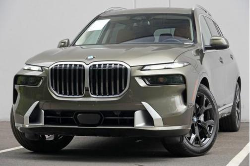 Manhattan Green Metallic 2025 BMW X7 xDrive40i