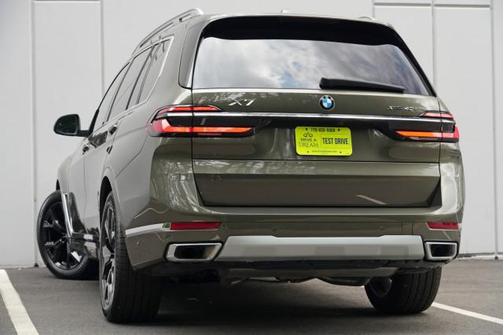 Manhattan Green Metallic 2025 BMW X7 xDrive40i