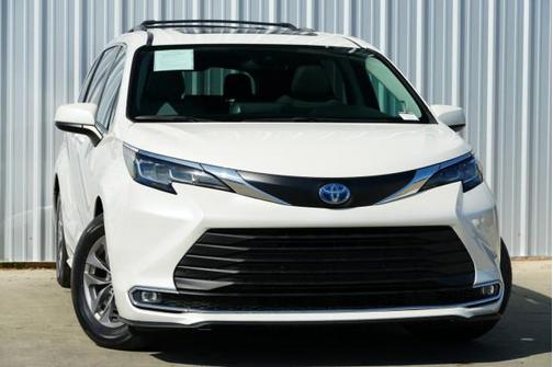 2021 Toyota Sienna XLE 8 Passenger
