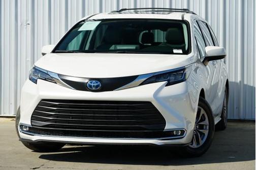 2021 Toyota Sienna XLE 8 Passenger
