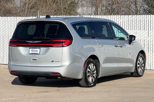 2024 Chrysler Pacifica Hybrid Select