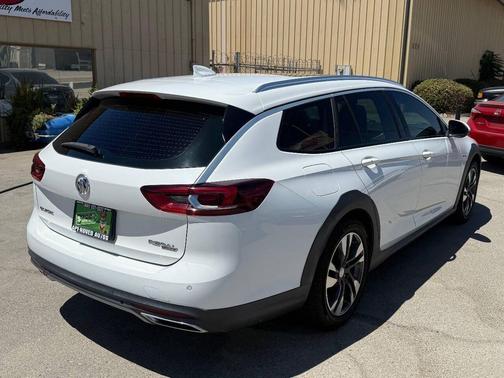 2018 Buick Regal TourX Essence