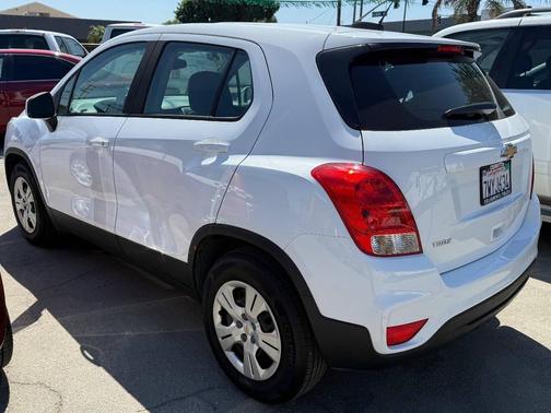 Summit White 2017 Chevrolet Trax LS