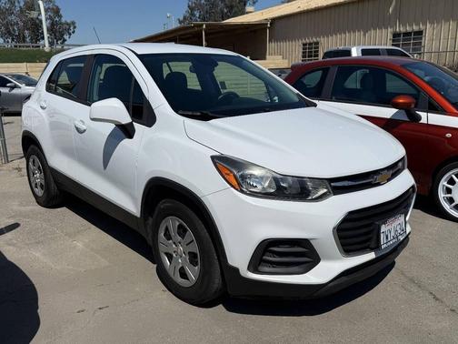 Summit White 2017 Chevrolet Trax LS