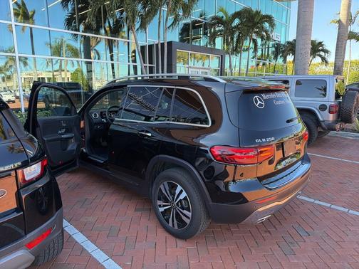 2025 Mercedes-Benz GLB 250 