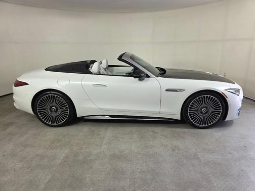 MANUFAKTUR moonlight white magno (White Ambiance) 2026 Mercedes-Benz Maybach SL 680 Monogram Series