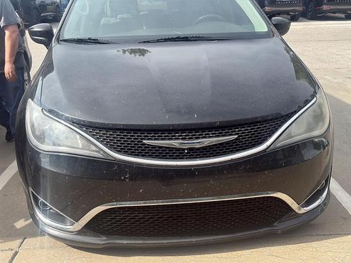 Brilliant Black Crystal Pearlcoat 2018 Chrysler Pacifica Touring-L