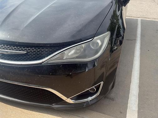 Brilliant Black Crystal Pearlcoat 2018 Chrysler Pacifica Touring-L