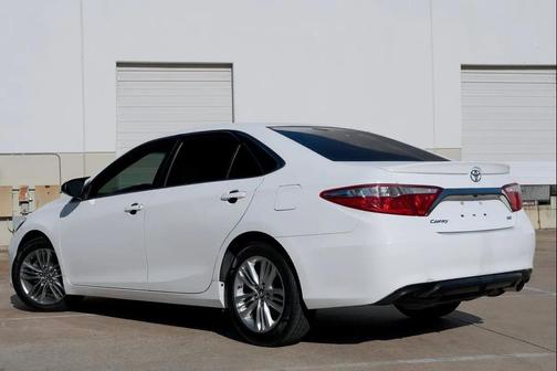 White 2017 Toyota Camry SE