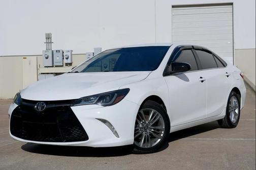 White 2017 Toyota Camry SE