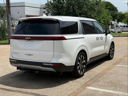 White 2022 Kia Carnival EX
