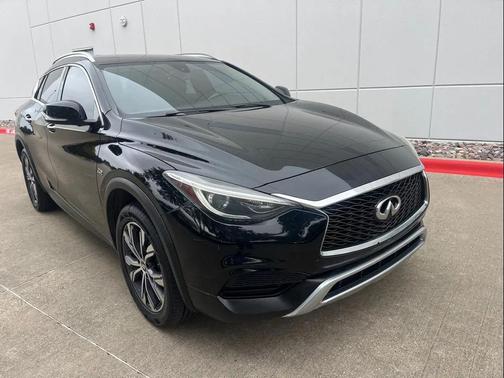 2017 INFINITI QX30 Luxury