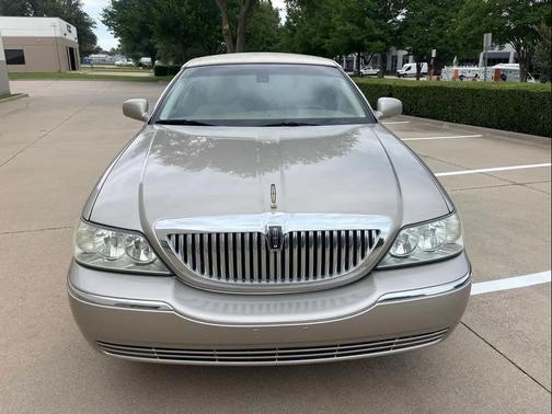Gold 2003 Lincoln Town Car Signature