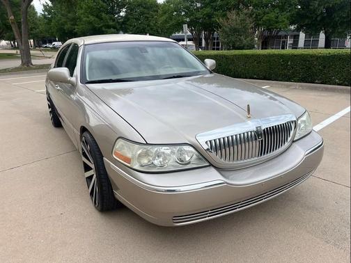 Gold 2003 Lincoln Town Car Signature