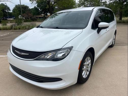 2020 Chrysler Voyager LX
