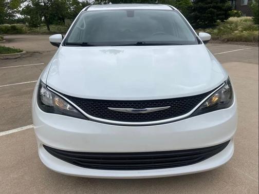 2020 Chrysler Voyager LX