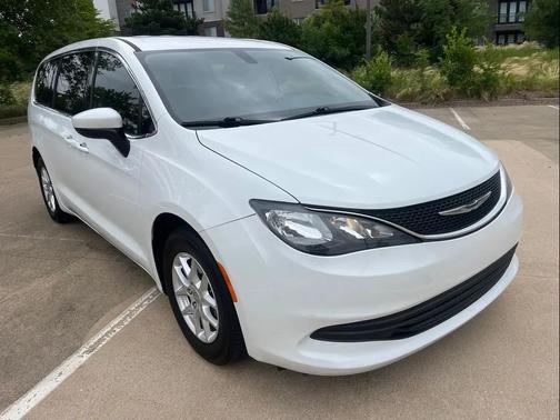 2020 Chrysler Voyager LX