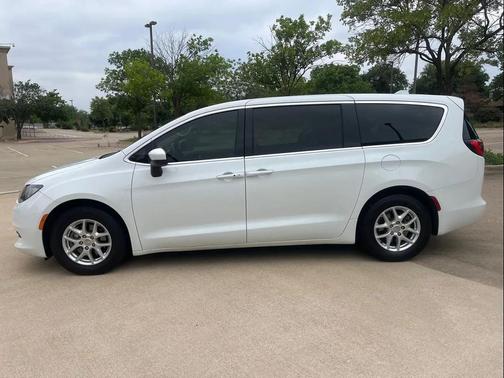 2020 Chrysler Voyager LX