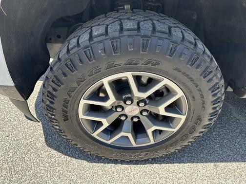 Summit White 2022 GMC Canyon AT4