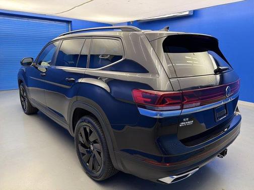 Deep Black Pearl Effect 2026 Volkswagen Atlas 2.0T SE w/Technology