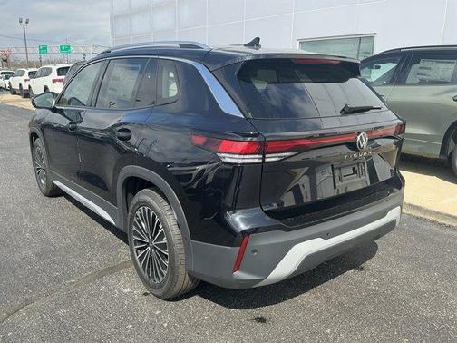 Deep Black Pearl Effect 2026 Volkswagen Tiguan 2.0T S