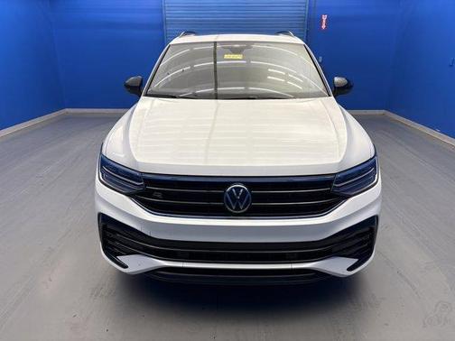 Oryx White Pearl Effect 2022 Volkswagen Tiguan 2.0T SE R-Line Black