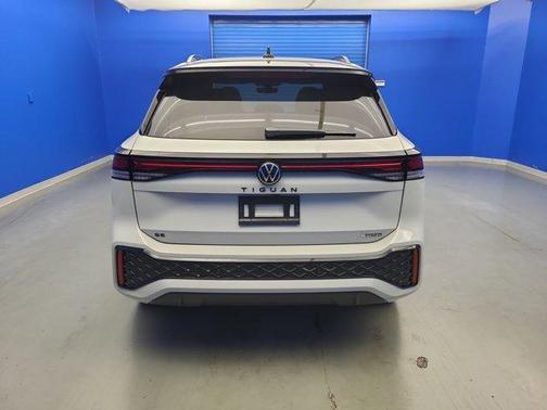 2025 Volkswagen Tiguan 2.0T SE R-Line Black