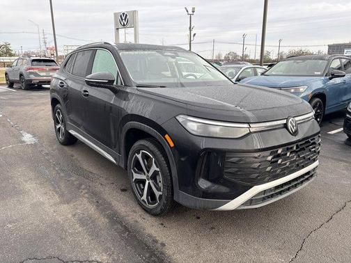 Deep Black Pearl Effect 2026 Volkswagen Tiguan 2.0T SE