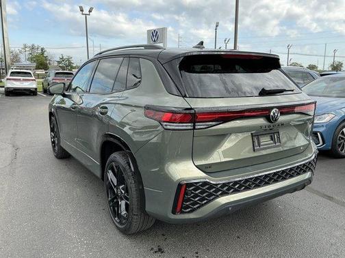 Avocado Green W/Black Roof 2026 Volkswagen Tiguan 2.0T SE R-Line Black