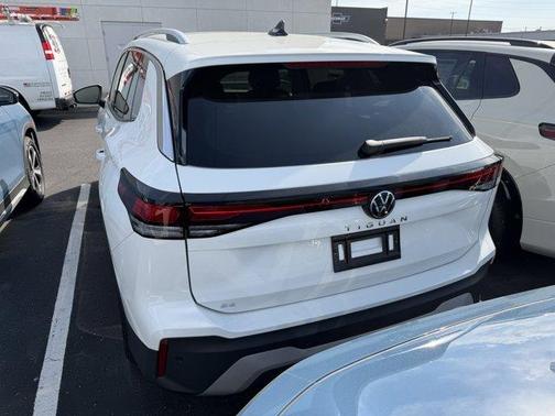Pure White 2026 Volkswagen Tiguan 2.0T SE