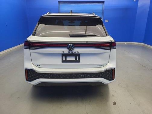 2025 Volkswagen Tiguan 2.0T SE R-Line Black