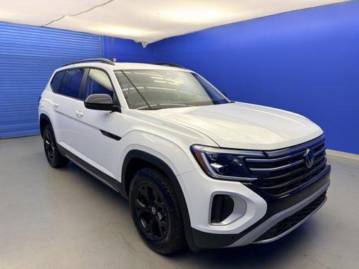 Pure White 2025 Volkswagen Atlas 2.0T Peak Edition