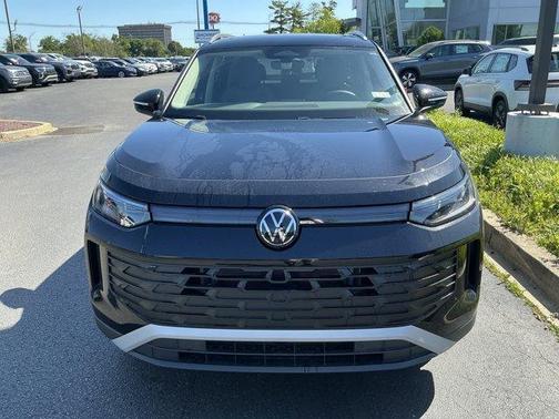 Deep Black Pearl 2026 Volkswagen Tiguan 2.0T SE