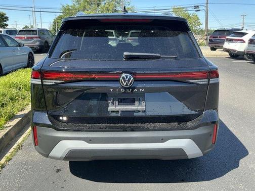 Deep Black Pearl 2026 Volkswagen Tiguan 2.0T SE
