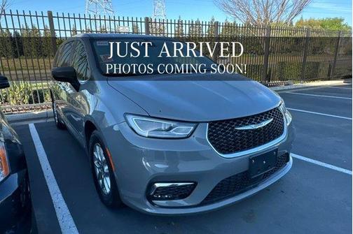 2023 Chrysler Pacifica Touring-L