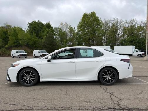 White 2022 Toyota Camry SE