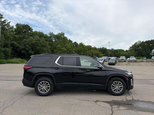 Mosaic Black Metallic 2023 Chevrolet Traverse LT Cloth