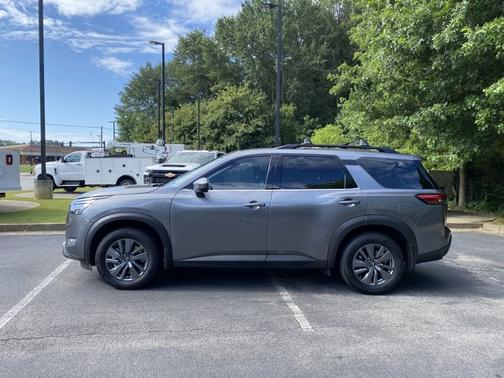 2024 Nissan Pathfinder SV