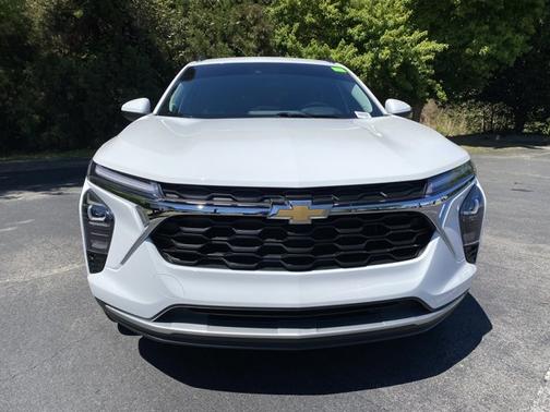 Summit White 2024 Chevrolet Trax LT