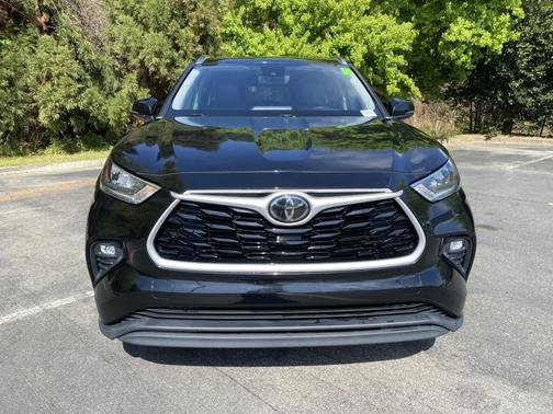 Midnight Black Metallic 2020 Toyota Highlander XLE