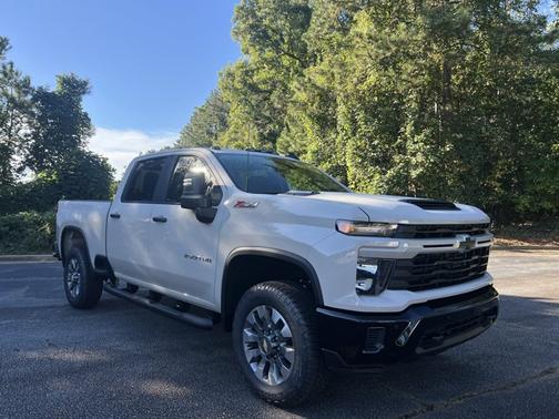 White Sands 2026 Chevrolet Silverado 2500 Custom
