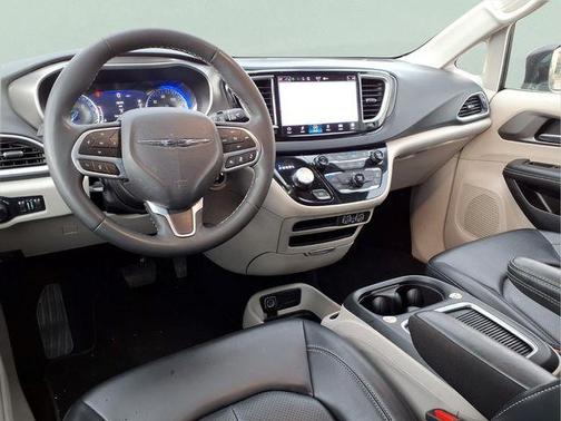 Brilliant Black Crystal Pearlcoat 2024 Chrysler Pacifica Touring L