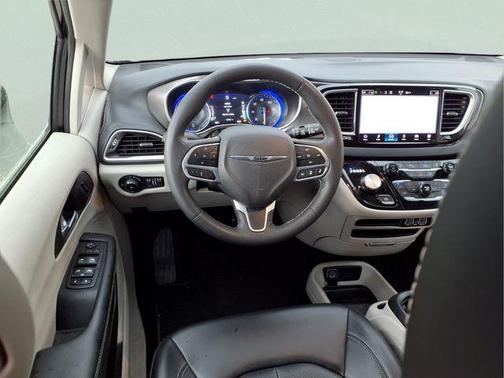 Brilliant Black Crystal Pearlcoat 2024 Chrysler Pacifica Touring L