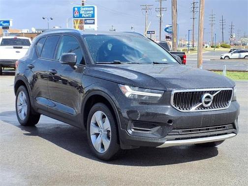 2022 Volvo XC40 T5 Momentum