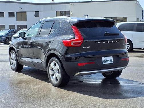 2022 Volvo XC40 T5 Momentum