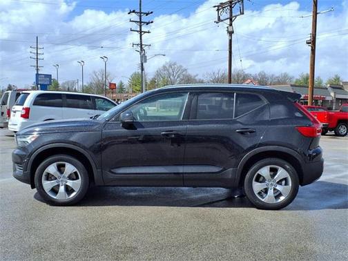 2022 Volvo XC40 T5 Momentum