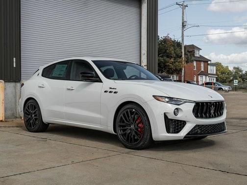 Photo 5 of 23 of 2022 Maserati Levante Modena